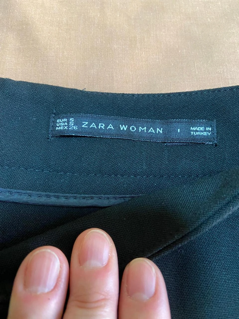 Falda de tubo negra con botones dorados y abertura lateral muy sexy. Zara Woman. – photo 3